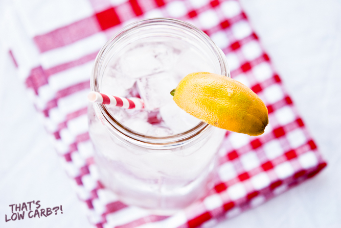 Low Carb 7 Up in a mason jar with a wedge of lemon on the rim.